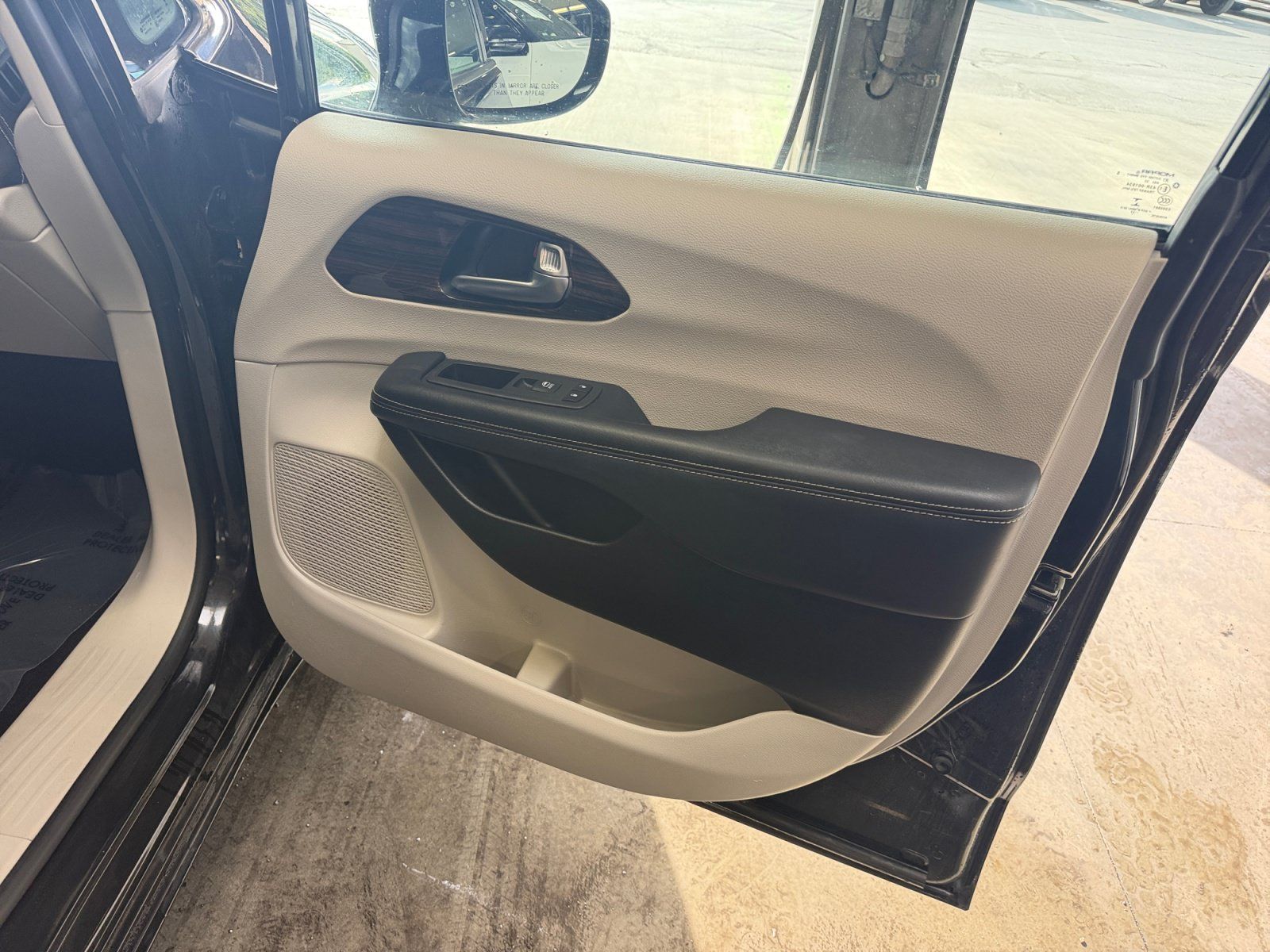Used 2023 Chrysler Pacifica Limited FWD image 16