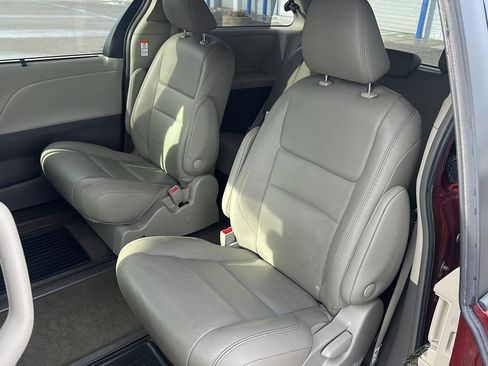 Used 2018 Toyota Sienna XLE image 14
