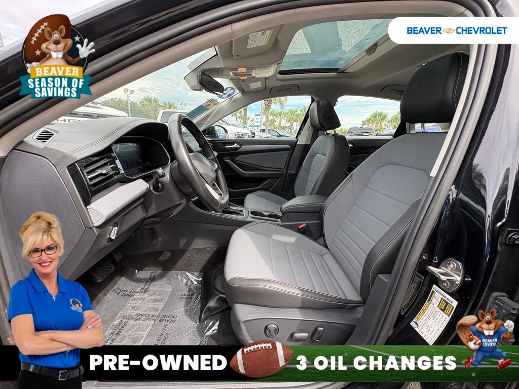 Used 2025 Volkswagen Jetta SE FWD image 13