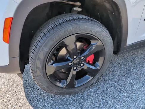 Used 2024 Jeep Grand Cherokee Limited w/ Black Appearance Package image 14