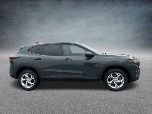 Used 2025 Chevrolet Trax LS w/ LS Convenience Package image 6