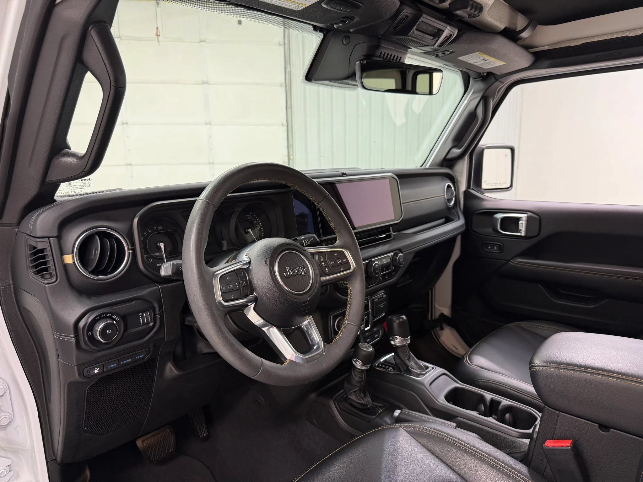 Used 2024 Jeep Wrangler Unlimited Sahara w/ Technology Group AWD/4WD image 12