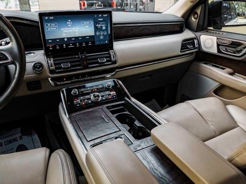 Used 2022 Lincoln Navigator Reserve image 25