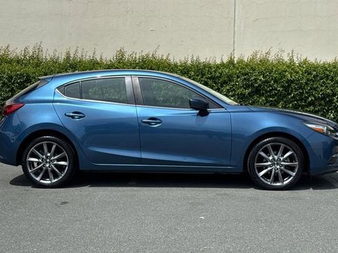 Used 2018 MAZDA MAZDA3 Touring FWD image 3