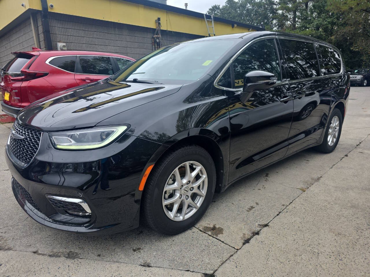 Used 2024 Chrysler Pacifica Touring FWD image 2