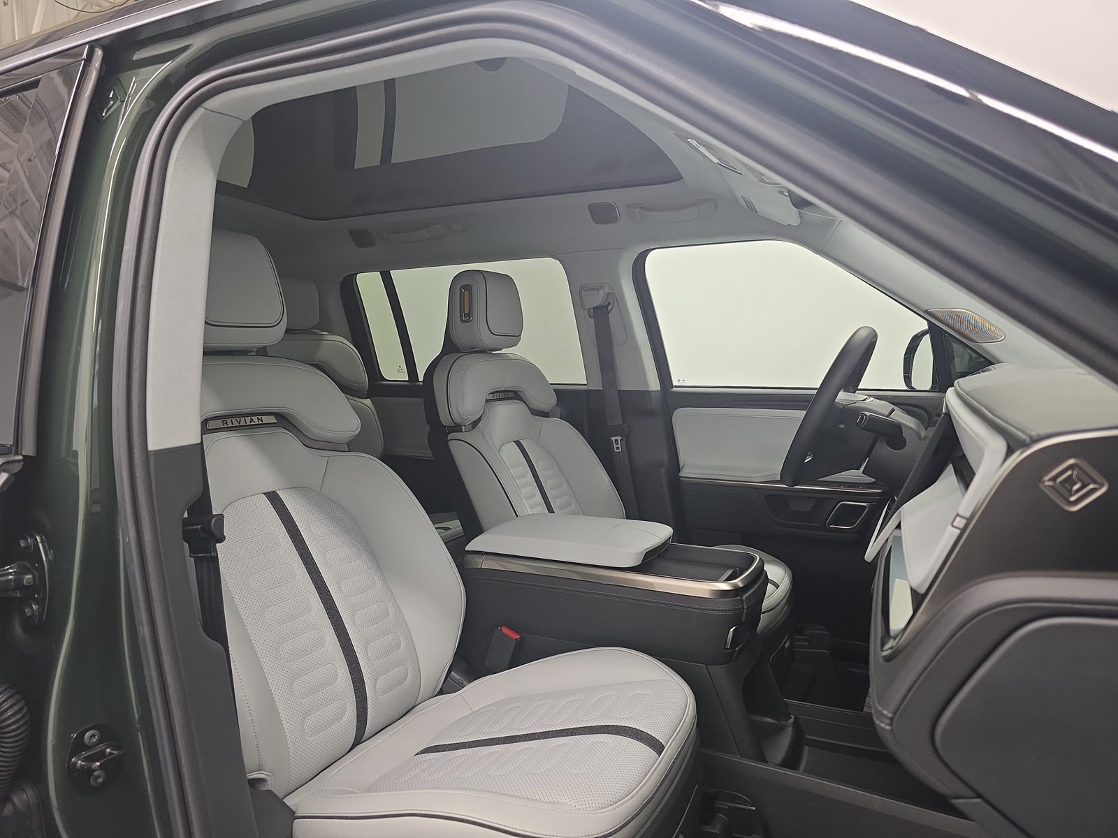 Used 2024 Rivian R1S Adventure Dual AWD/4WD image 24