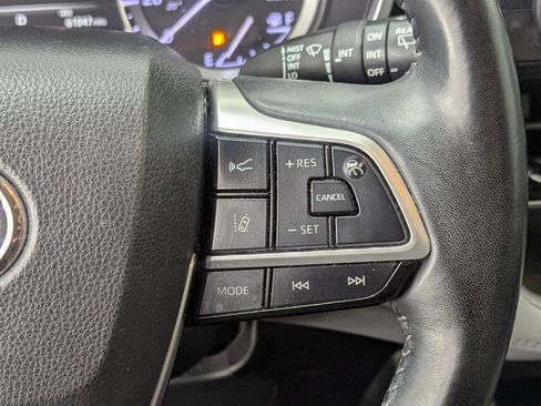 Used 2022 Toyota Highlander XLE image 26