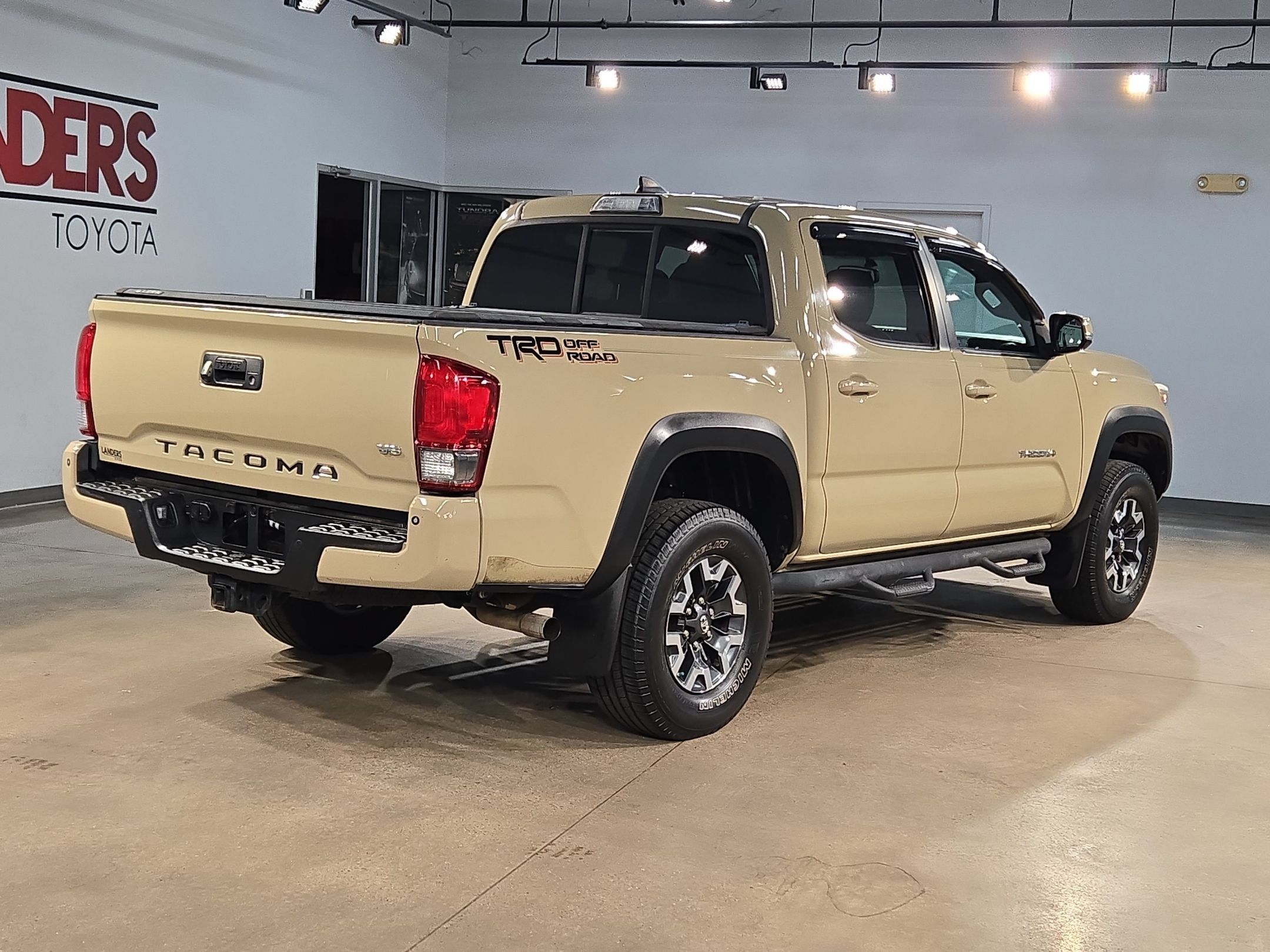 Used 2016 Toyota Tacoma TRD Off-Road w/ Premium & Technology Package RWD image 7