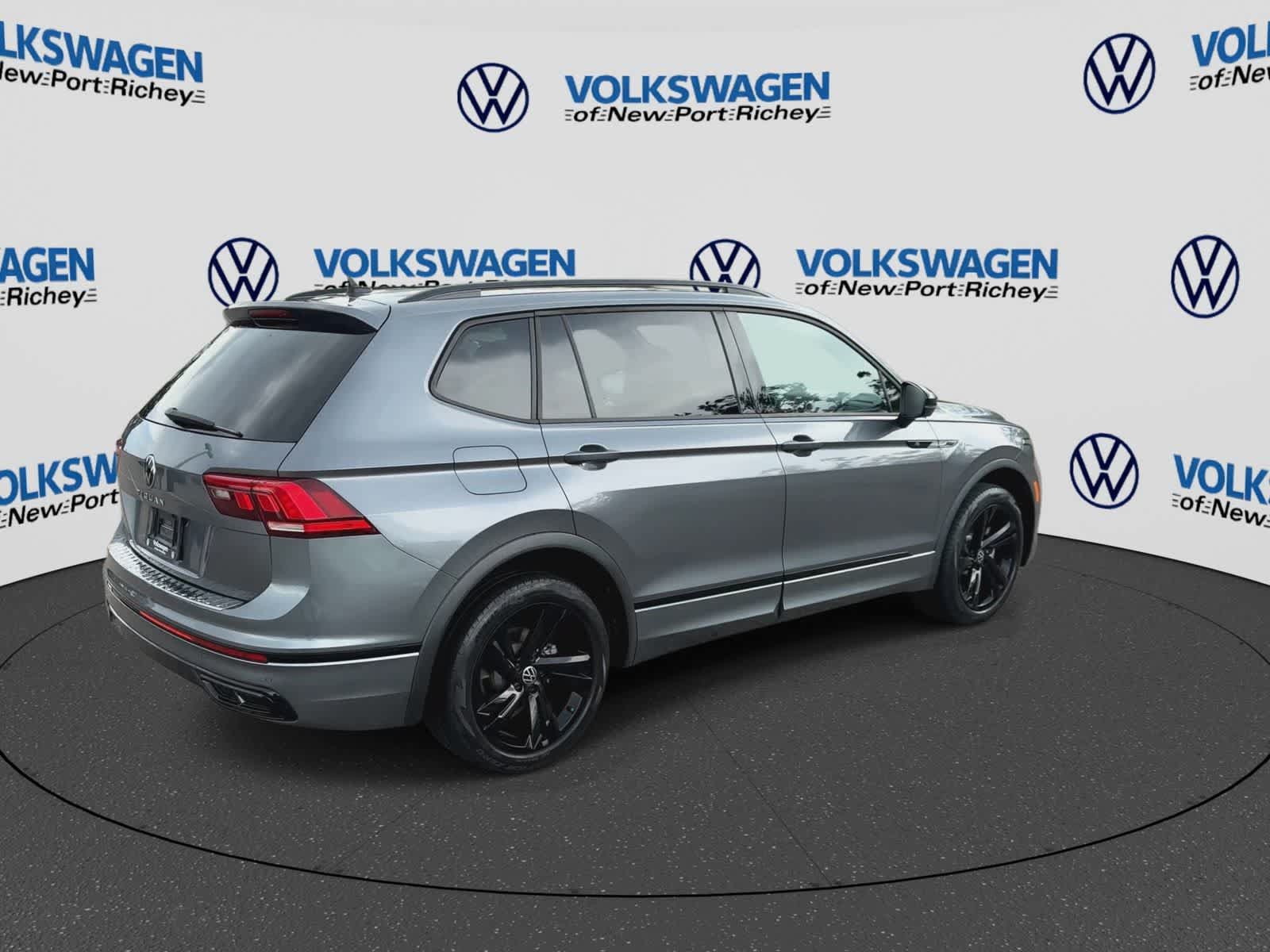 Used 2024 Volkswagen Tiguan SE R-Line FWD image 8