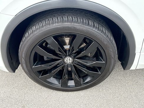 Certified 2020 Volkswagen Tiguan SE R-Line image 38