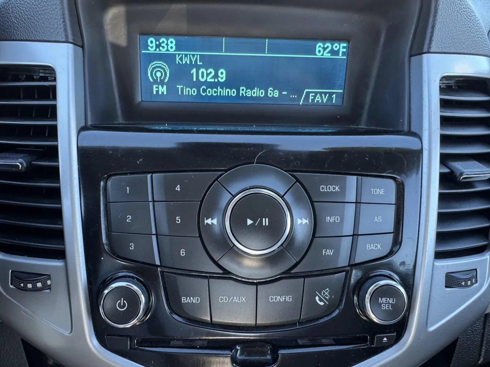 Used 2015 Chevrolet Cruze L FWD image 17