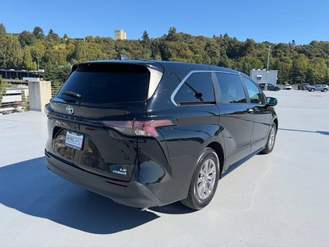 Used 2023 Toyota Sienna LE FWD image 3