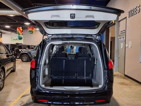 Used 2024 Chrysler Voyager LX image 9
