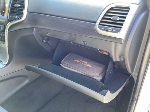 Used 2018 Jeep Grand Cherokee Laredo image 39