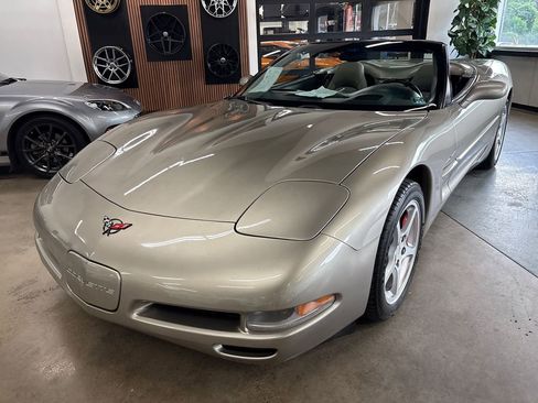 Used 2000 Chevrolet Corvette Convertible w/ Memory Pkg RWD image 2