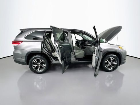 Used 2017 Toyota Highlander LE image 19
