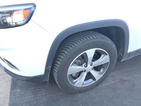 Used 2020 Jeep Cherokee Limited image 2