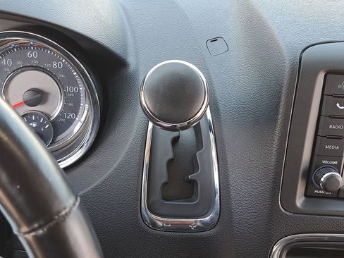 Used 2016 Chrysler Town & Country Touring w/ Driver Convenience Group image 27