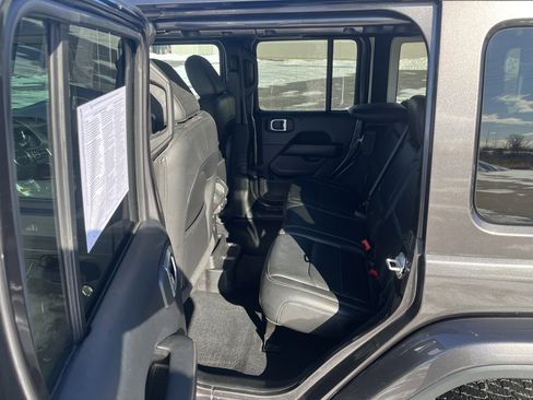 Used 2019 Jeep Wrangler Unlimited Sahara image 11