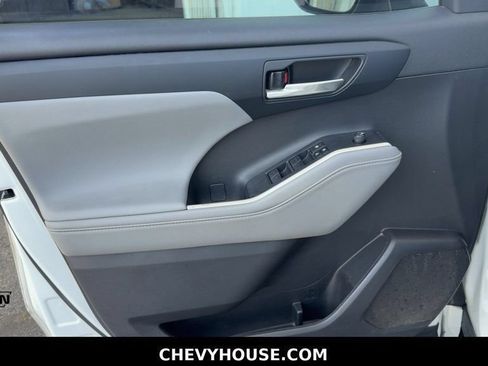 Used 2022 Toyota Highlander XLE FWD image 10