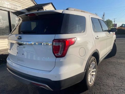 Used 2017 Ford Explorer XLT w/ Equipment Group 201A FWD image 11