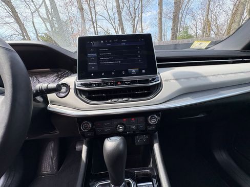 Used 2025 Jeep Compass Limited image 17