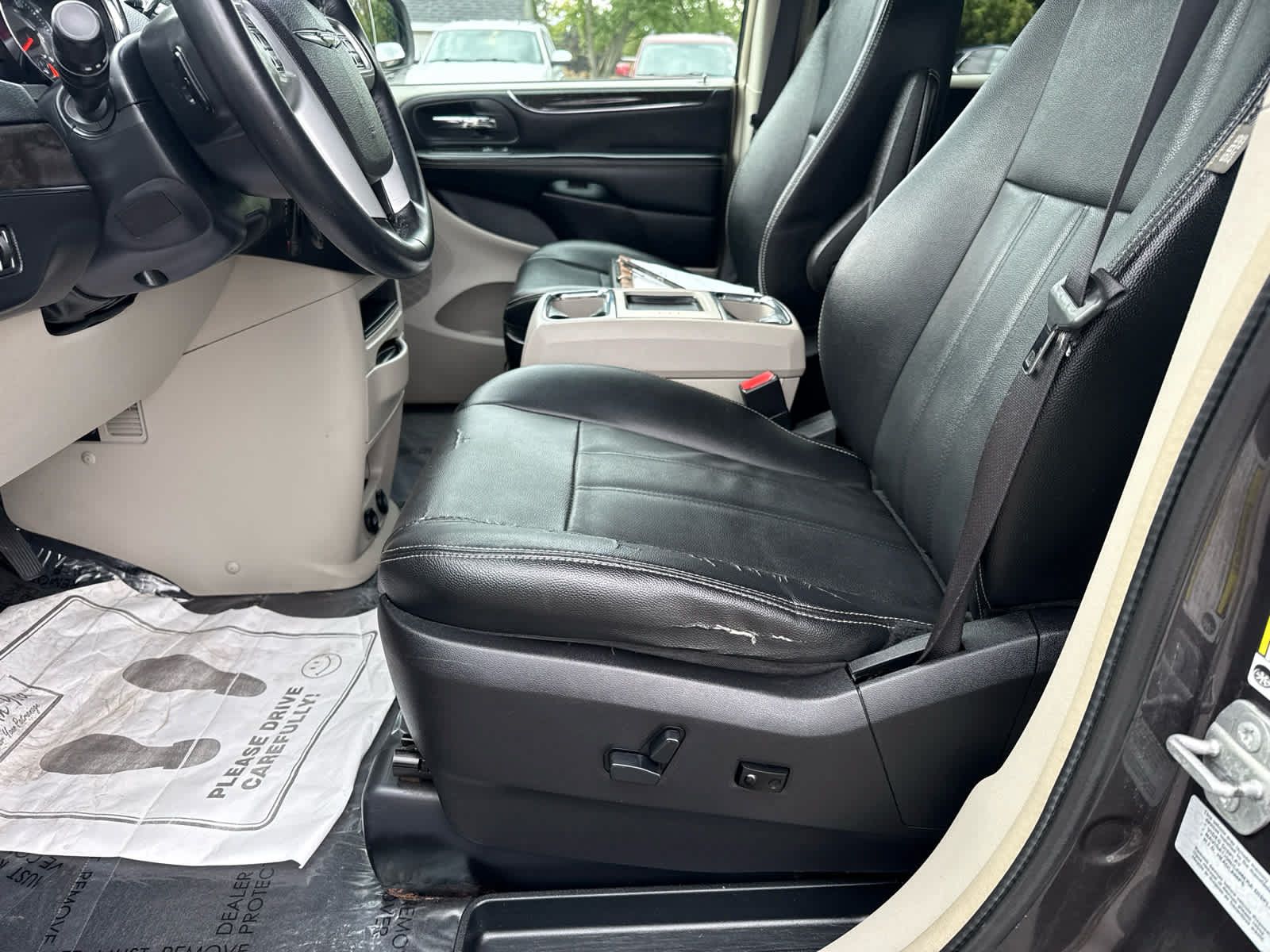 Used 2016 Chrysler Town & Country Touring FWD image 11