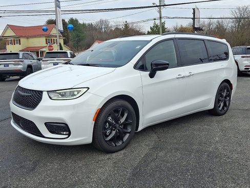 New 2026 Chrysler Pacifica Limited w/ Uconnect Theater Family Group image 3