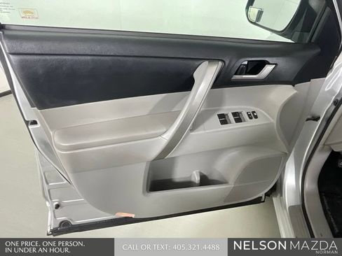 Used 2013 Toyota Highlander SE FWD image 16