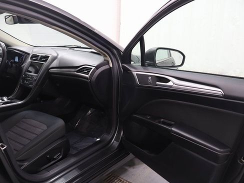 Used 2019 Ford Fusion SE FWD image 15