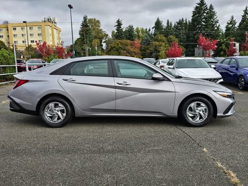 New 2025 Hyundai Elantra SE image 8