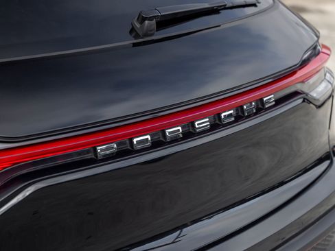 Certified 2022 Porsche Macan S AWD/4WD image 19