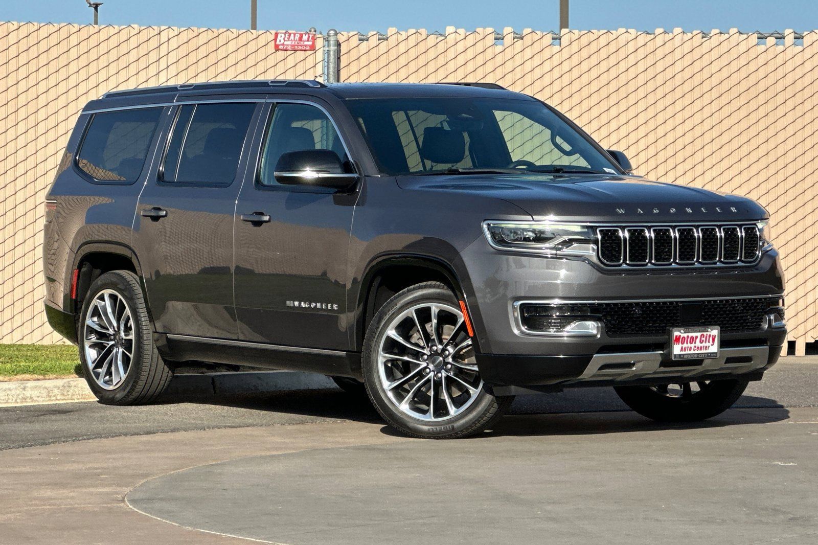 Used 2023 Jeep Wagoneer Series III w/ Premium Group I AWD/4WD image 2