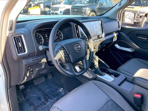 Used 2025 Nissan Frontier SV image 8