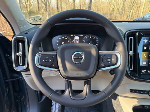 Used 2022 Volvo XC40 T5 Momentum w/ Premium Package image 21