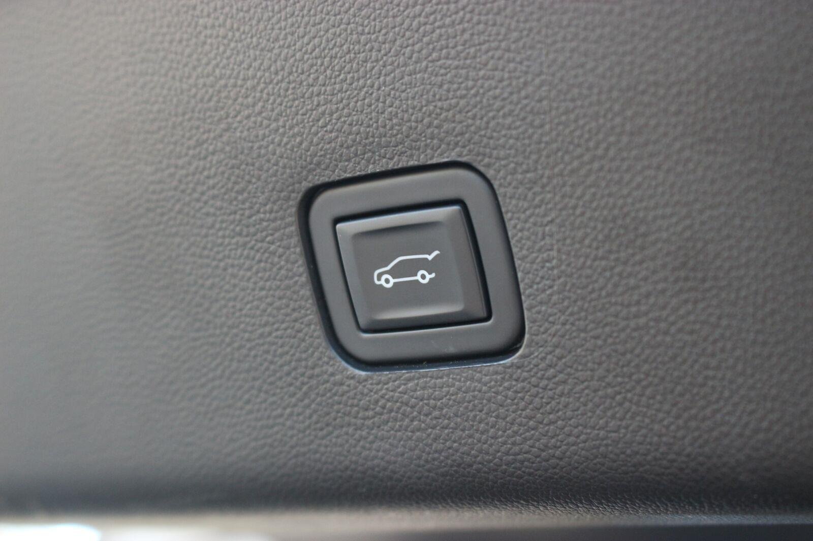 Used 2021 Chevrolet Traverse Premier w/ Redline Edition FWD image 11
