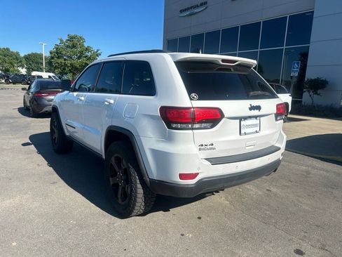 Used 2018 Jeep Grand Cherokee Laredo AWD/4WD image 5