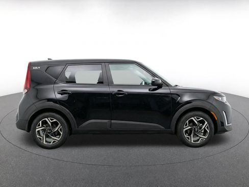 Used 2025 Kia Soul LX w/ LX Technology Package FWD image 8