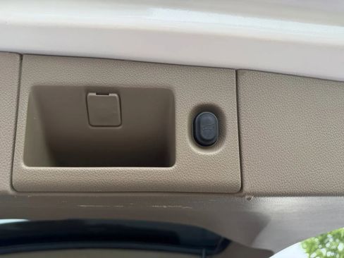 Used 2018 Chevrolet Suburban LT RWD image 30
