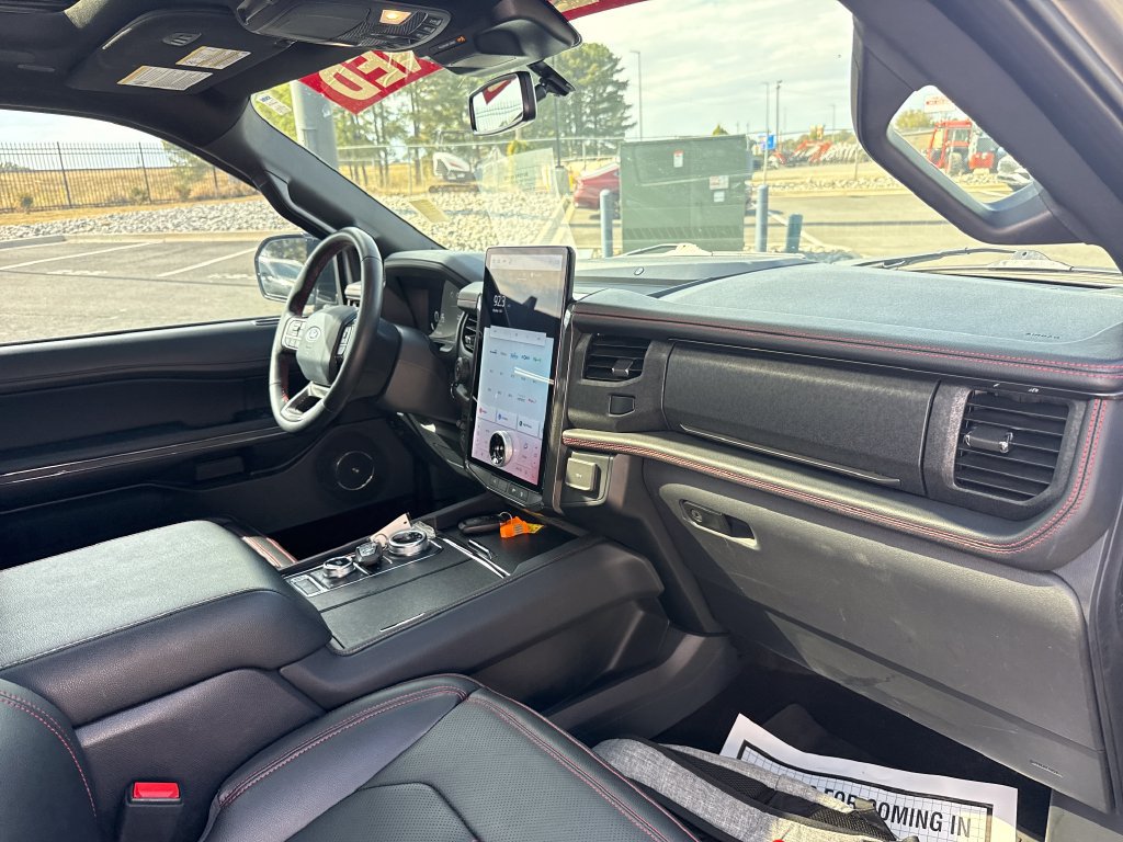 Used 2024 Ford Expedition Limited AWD/4WD image 32