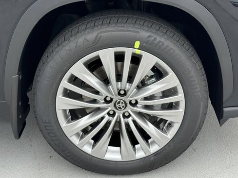 New 2026 Toyota Highlander Platinum AWD/4WD image 15