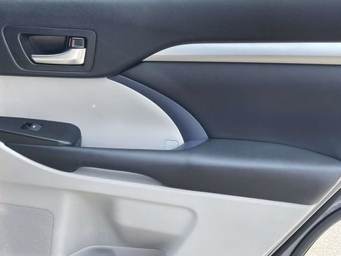 Used 2018 Toyota Highlander XLE FWD image 19