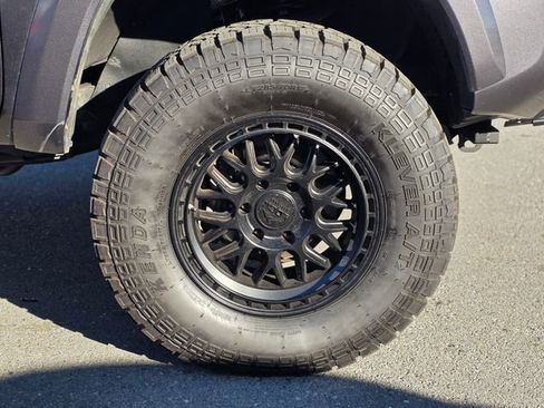 Used 2017 Toyota Tacoma SR5 image 8