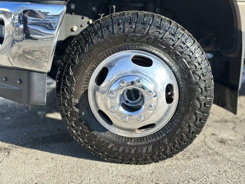 Used 2019 Ford F350 Lariat image 2