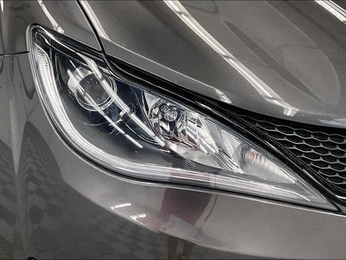 Used 2018 Chrysler Pacifica Limited w/ Advanced Safetytec Group FWD image 35