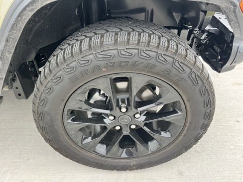 Used 2025 Jeep Gladiator Sport image 15