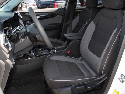 Used 2025 Chevrolet TrailBlazer LT AWD/4WD image 16