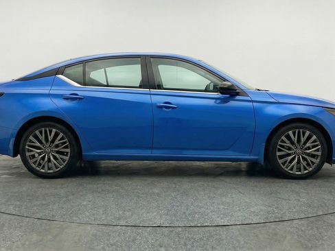 Used 2025 Nissan Altima 2.5 SV FWD image 11