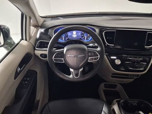 Used 2024 Chrysler Pacifica Touring-L FWD image 12