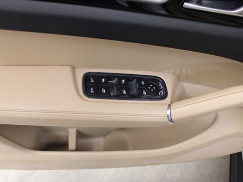 Certified 2023 Porsche Cayenne Platinum Edition image 24